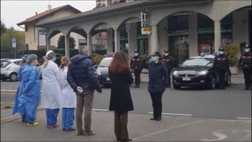 VIDEO. Il "grazie" dei carabinieri a sirene spiegate davanti all'ospedale di Busto VIDEO. Il "grazie" dei carabinieri a sirene spiegate davanti all'ospedale di Busto