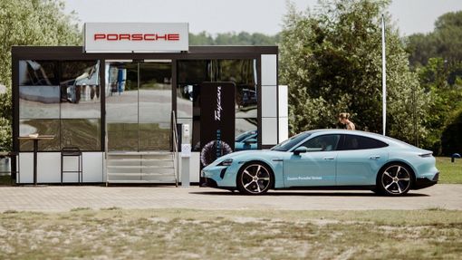 In questo scatto e in quelli che trovate nella galleria, realizzati da Sara Nicoli, potete godervi la linea e alcuni dettagli della nuova Porsche Taycan
