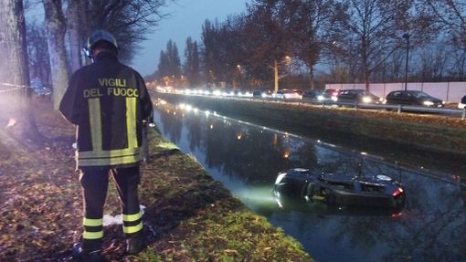 Drammatico incidente a Pavia: scontro tra due auto, una finisce nel Naviglio. Ragazza 22enne gravissima Drammatico incidente a Pavia: scontro tra due auto, una finisce nel Naviglio. Ragazza 22enne gravissima