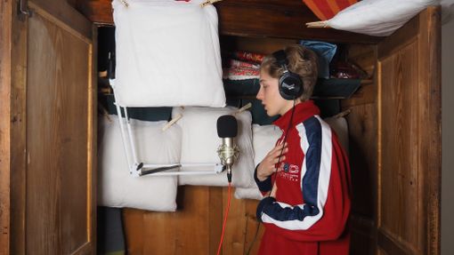 Lindeque all'opera nella sua personale e originalissima sala di registrazione Lindeque all'opera nella sua personale e originalissima sala di registrazione