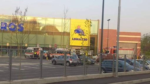 I mezzi di soccorso intervenuti al Tigros di Lomazzo I mezzi di soccorso intervenuti al Tigros di Lomazzo