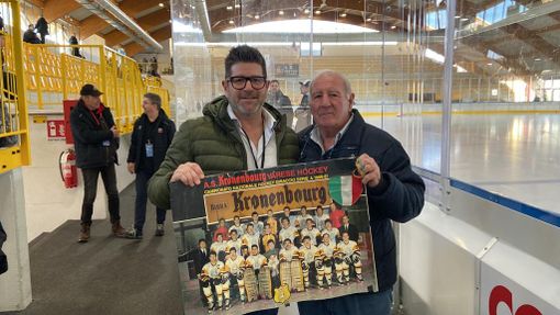 IL DONO. Mario consegna i poster autografati dai Mastini più grandi al presidente Bino IL DONO. Mario consegna i poster autografati dai Mastini più grandi al presidente Bino