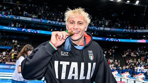 Martinenghi d'oro, come la sua famiglia (foto tratta dalla pagina Facebook ufficiale della Federazione Italiana Nuoto) Martinenghi d'oro, come la sua famiglia (foto tratta dalla pagina Facebook ufficiale della Federazione Italiana Nuoto)