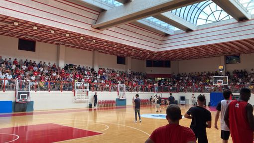 Il muro di folla al Campus per il primo abbraccio all'amatissima Pallacanestro Varese (fotografia Galbiati - Emanuele S.)