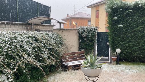 Primi fiocchi bianchi nel pomeriggio a Bizzozero (foto in alto e prima immagine sotto nella gallery), in viale Europa a Varese e al Tennis Club Casciago, poi a Castronno (due foto) e al Campo dei Fiori (ultimi tre scatti)