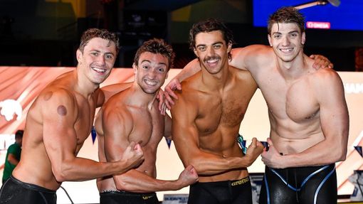 Foto di Giorgio Scala / Andrea Staccioli DBM (@deepbluemedia) tratte dalla pagina Facebook e dal sito ufficiale della Federazione Italiana Nuoto: Nicolò Martinenghi, 23 anni il 1° agosto e primo da sinistra dopo il trionfo con la 4x100 mista, è onnipotente