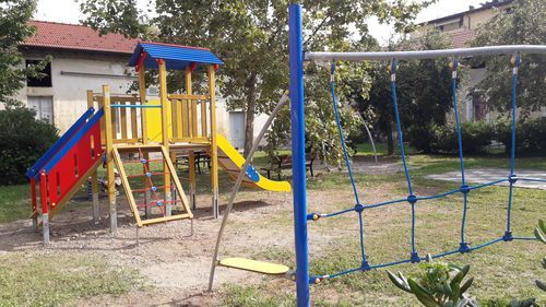 Le foto del parco giochi e, sotto in gallery, il cartello che sarà installato e la scheda di votazione usata dai bambini per scegliere le giostre