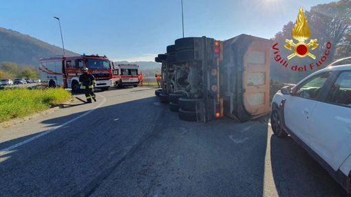 Bisuschio, camion si ribalta alla rotonda: intervengono i vigili del fuoco Bisuschio, camion si ribalta alla rotonda: intervengono i vigili del fuoco