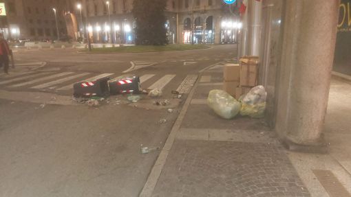 Vandali scatenati in piazza Monte Grappa: bidoni e rifiuti gettati in mezzo alla strada Vandali scatenati in piazza Monte Grappa: bidoni e rifiuti gettati in mezzo alla strada