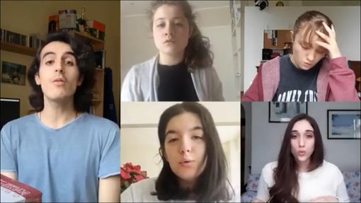 VIDEO. Gli studenti di Varese festeggiano cantando la fine dell'anno scolastico. E il sindaco Galimberti li applaude