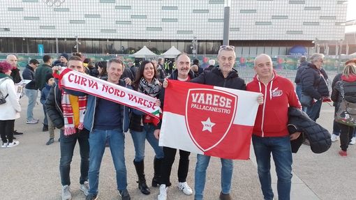 A Torino è tempo di palla a due. E l'entusiasmo esplode tra cori, palloncini e selfie con Andrea Meneghin