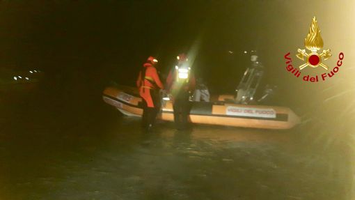 La squadra del soccorso acquatico dei vigili del fuoco in azione questa sera sul lago di Monate.