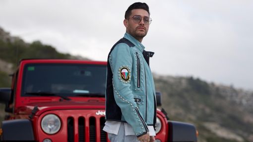 Il dj colombiano Jay Santos. In basso: Vittorio Puglia con i figli Stefano ed Emanuele sulle spiagge del Cilento Il dj colombiano Jay Santos. In basso: Vittorio Puglia con i figli Stefano ed Emanuele sulle spiagge del Cilento