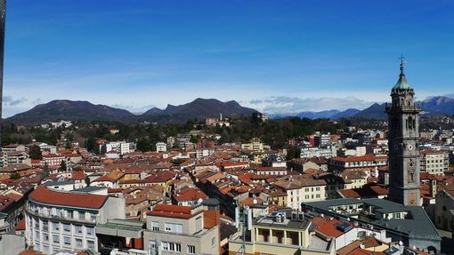 Il panorama che si ammira dalla Torre Civica in una splendida fotografia di Mario Chiodetti Il panorama che si ammira dalla Torre Civica in una splendida fotografia di Mario Chiodetti