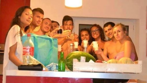 Valentina Di Mauro, quarta da destra, in un momento felice da giovanissima con i suoi amici: la ricorderemo per sempre così Valentina Di Mauro, quarta da destra, in un momento felice da giovanissima con i suoi amici: la ricorderemo per sempre così