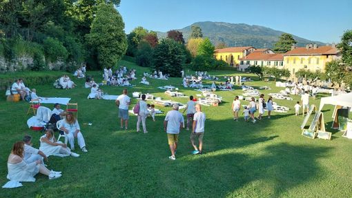 Un'immagine di una delle passate edizioni del Pic-Nic in bianco di Besozzo Un'immagine di una delle passate edizioni del Pic-Nic in bianco di Besozzo