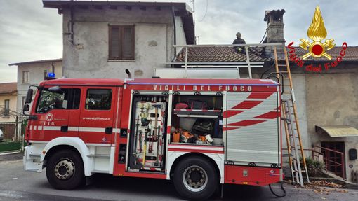 L'intervento dei vigili del fuoco a Bogno di Besozzo per spegnere l'incendio di una canna fumaria L'intervento dei vigili del fuoco a Bogno di Besozzo per spegnere l'incendio di una canna fumaria