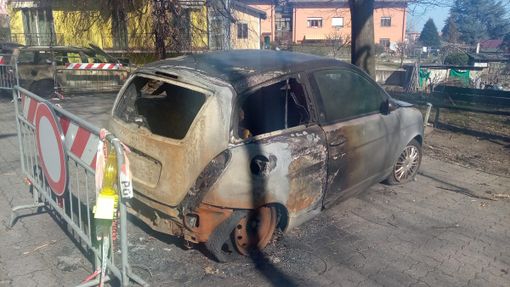 FOTO. Macchine bruciate a novembre alle Bustecche di Varese. I residenti: «Perché le carcasse sono ancora lì?»