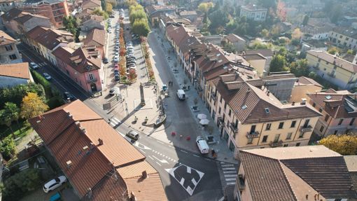 Viale Garibaldi dall'alto, una delle vie dello shopping del centro di Gavirate