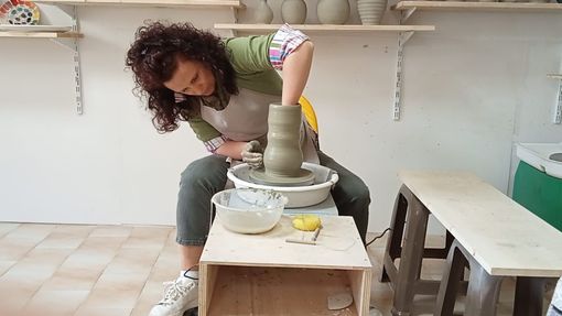 Erika Chinaglia al lavoro nel suo laboratorio di ceramica a Cerro di Laveno Erika Chinaglia al lavoro nel suo laboratorio di ceramica a Cerro di Laveno