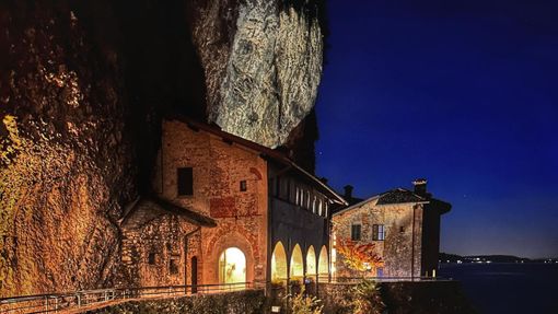 L'eremo di Santa Caterina del Sasso si veste di Natale, con le lucine, le aperture serali e il cenone di Capodanno L'eremo di Santa Caterina del Sasso si veste di Natale, con le lucine, le aperture serali e il cenone di Capodanno