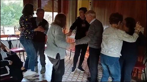 La musicoterapia e il ballo all'Alzheimer Cafè di Luino La musicoterapia e il ballo all'Alzheimer Cafè di Luino