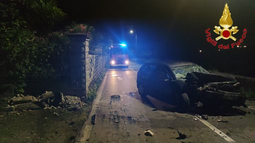 Le immagini dell'incidente stradale di questa notte a Porto Valtravaglia Le immagini dell'incidente stradale di questa notte a Porto Valtravaglia