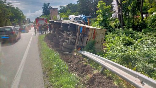 Il camion ribaltato sulla Saronnese a Uboldo (foto da IlSaronno.it) Il camion ribaltato sulla Saronnese a Uboldo (foto da IlSaronno.it)