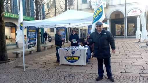 Il gazebo della Lega in piazza Podestà a Varese