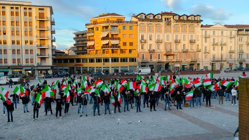 L'estrema destra in piazza Repubblica: «Questo è il simbolo dell'anti italianità, difendiamo la nostra città»