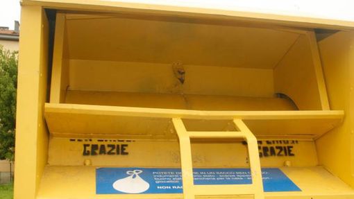 Rimozione di undici cassonetti abusivi: «Si mette fine a un mercato illegale» Rimozione di undici cassonetti abusivi: «Si mette fine a un mercato illegale»