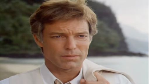 L'attore in una scena di "Uccelli di rovo" L'attore in una scena di "Uccelli di rovo"