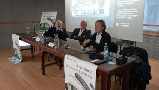 Un'immagine della conferenza di presentazione del collegamento tra Luino e Sesto Calende con il catamarano ibrido