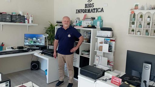 Antonino Noto nel suo centro di assistenza di Ispra