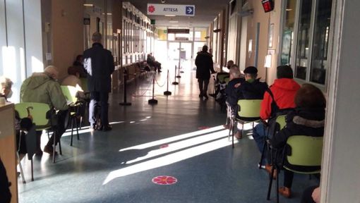 Dalla Schiranna al Circolo: in un mese 21.487 vaccinazioni anticovid e 7.792 antinfluenzali. Attesa media di 20 minuti