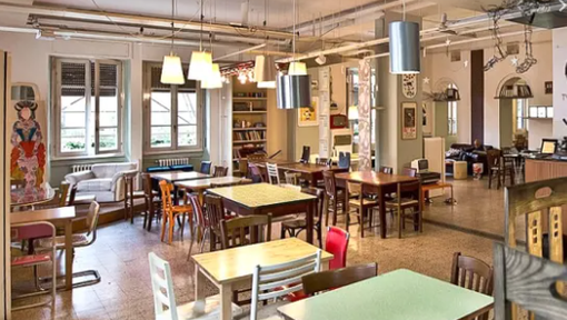 Il Twiggy non riaprirà, l'appello dei residenti di via De Cristoforis: «Al suo posto non un altro locale notturno»