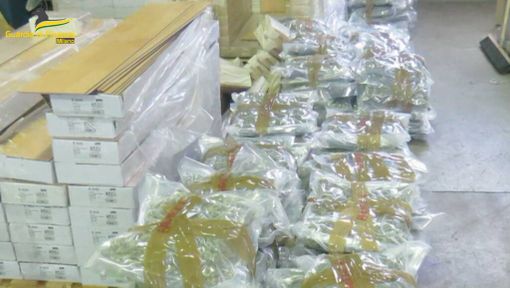 Spaccio internazionale, maxi operazione della Guardia di Finanza: sei tonnellate di droga destinate alla Lombardia