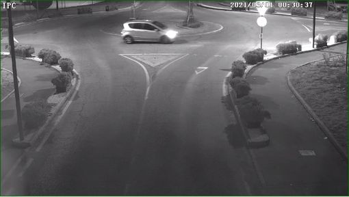 Le immagini della videosorveglianza utilizzate a Induno in un precedente analogo episodio di abbandono dei rifiuti Le immagini della videosorveglianza utilizzate a Induno in un precedente analogo episodio di abbandono dei rifiuti