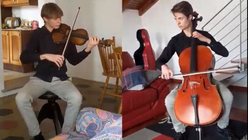 Simone Aguzzi, a sinistra, e Tommaso Losito rendono omaggio al maestro Piazzolla e a Libertango con la magia di violino e violoncello