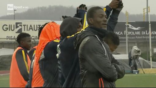 Un momento bellissimo di calcio: i ragazzi nigeriani si tengono per mano e cantano assieme per tutta la durata dei rigori che hanno deciso la 72ª Viareggio Cup