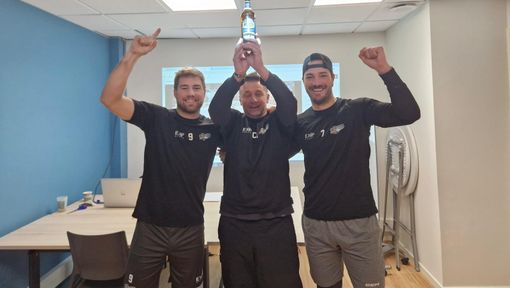 Coach Claude Devèze, in mezzo, insieme a Drolet e Desautels, "alza" una birra Poretti come buon auspicio per i suoi Mastini impegnati nelle Final Four di Coppa Italia