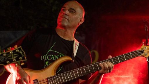 Leonardo Puggioni con il suo basso e i suoi Decanter sul palco: impossibile accettare di non averlo più con noi