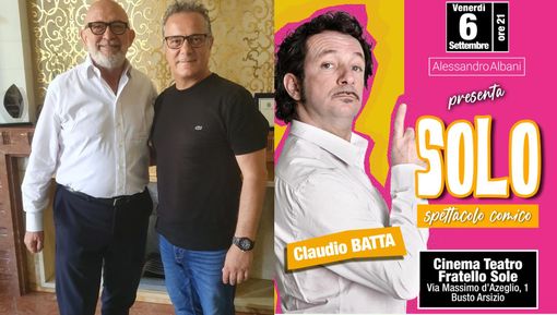 Albani (a destra) con l'avvocato Albè e la locandina dello spettacolo