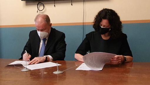 Siglata la convenzione tra amministrazione comunale e università. Sotto, i partecipanti alla conferenza stampa Siglata la convenzione tra amministrazione comunale e università. Sotto, i partecipanti alla conferenza stampa