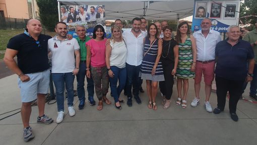 Salvini con i sindaci della Lega. Sotto, le foto scattate a Caronno e Arcisate