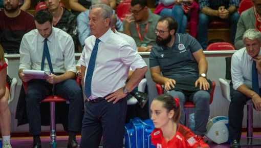 Bye bye Busto, Velasco dà le dimissioni. La Uyba: «Vogliamo scuse, chiarimenti e ricerca di adeguate soluzioni dalla Federazione» Bye bye Busto, Velasco dà le dimissioni. La Uyba: «Vogliamo scuse, chiarimenti e ricerca di adeguate soluzioni dalla Federazione»