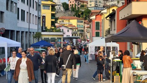 via XXV Aprile a Besozzo durante la Notte Bianca del 2024