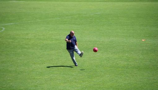 Bruno Limido, varesino classe 1961, anima dell'Accademia Varese: qui calcia al centro del Franco Ossola, il piede è lo stesso di sempre