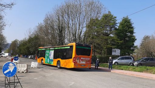 Domenica difficile alla Schiranna: «Code infinite, auto contromano e militari che urlavano» Domenica difficile alla Schiranna: «Code infinite, auto contromano e militari che urlavano»