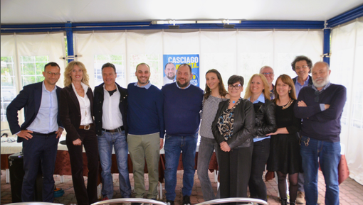 La squadra di Casciago In Testa alla presentazione di ieri sera (foto Ezio Macchi) La squadra di Casciago In Testa alla presentazione di ieri sera (foto Ezio Macchi)